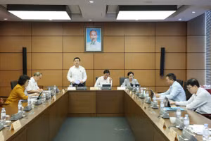 Các đại biểu Quốc hội thảo luận ở tổ chiều 20/6.