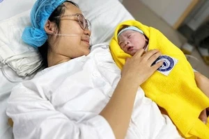 Mỗi cặp vợ chồng, cá nhân có quyền quyết định về thời gian sinh con, số con và khoảng cách giữa các lần sinh phù hợp với lứa tuổI. Ảnh minh hoạ.