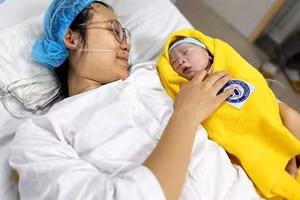 Mỗi cặp vợ chồng, cá nhân có quyền quyết định về thời gian sinh con, số con và khoảng cách giữa các lần sinh phù hợp với lứa tuổI. Ảnh minh hoạ.