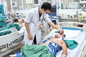 Bệnh nhân rơi vào tình trạng toan chuyển hóa nặng, kali máu cao và phải duy trì 2 vận mạch do sốc sau ngừng tuần hoàn. Ảnh: BVCC.