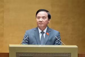 Phó Chủ tịch Quốc hội Nguyễn Khắc Định trình bày Tờ trình về việc điều chỉnh Chương trình Kỳ họp thứ 8, Quốc hội khóa XV. 