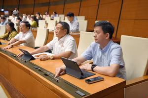 ĐBQH tham gia bấm nút biểu quyết thông qua dự thảo Luật Hóa chất (sửa đổi) ngày 14/6.