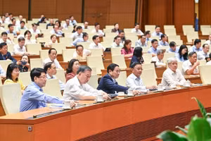 Tổng Bí thư Tô Lâm, các lãnh đạo Đảng, Nhà nước và đại biểu Quốc hội bấm nút thông qua Luật Tổ chức chính quyền địa phương sửa đổi. (Ảnh: Phạm Đông)