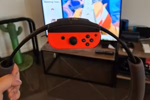 Người phụ nữ đã lựa chọn phương pháp vận động thông qua việc tham gia trò chơi thực tế ảo. Ảnh: Dailymail.