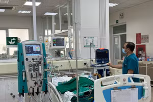 Bệnh nhân tiếp tục được duy trì thở máy, lọc máu liên tục, truyền các chế phẩm máu và kháng sinh thích hợp. Ảnh: BVCC. 