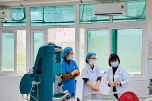 Sau 5 ngày điều trị, bệnh nhân dần thoát sốc, ngừng vận mạch, cải thiện chức năng phổi và tỉnh táo trở lại. Ảnh: BVCC.