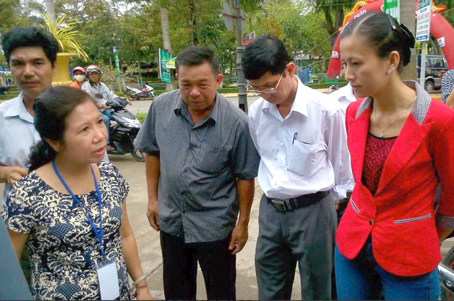 TS Ngọc Lan (bìa trái) giới thiệu các sản phẩm quan trắc môi trường ao tôm