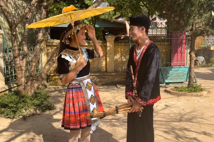 Học sinh huyện Tủa Chùa tham gia hoạt động trải nghiệm, tìm hiểu về khèn Mông. Réo rắt tiếng Khèn trên cao nguyên đá Tủa Chùa ảnh 2
