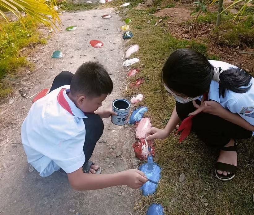 Học sinh trang trí khuôn viên nhà trường. 'Kim chỉ nam' giáo dục đạo đức lối sống cho học sinh Lào Cai ảnh 1