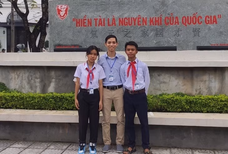 Thầy giáo Trần Đình Phương và 2 học sinh trong đó có Lê Thanh Trường. Nam sinh người Pa Kô trên đỉnh Trường Sơn vượt khó học giỏi ảnh 2