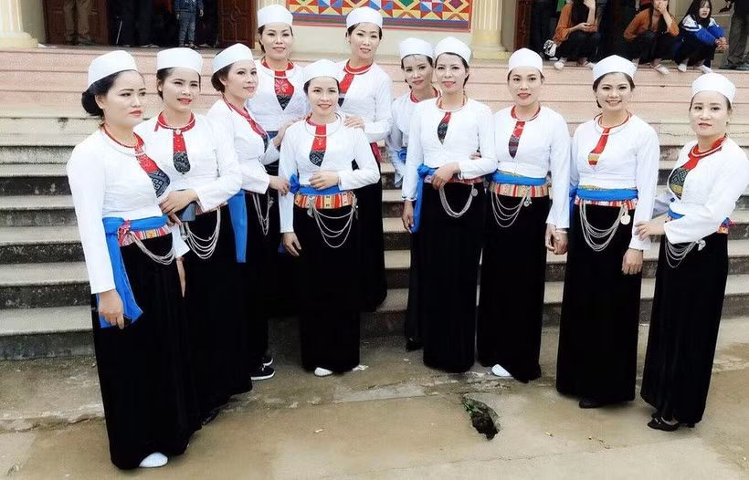 Trang phục truyền thống của người Mường tôn dáng dịu dàng của người con gái. Nét đẹp trong trang phục truyền thống của phụ nữ Mường ảnh 1