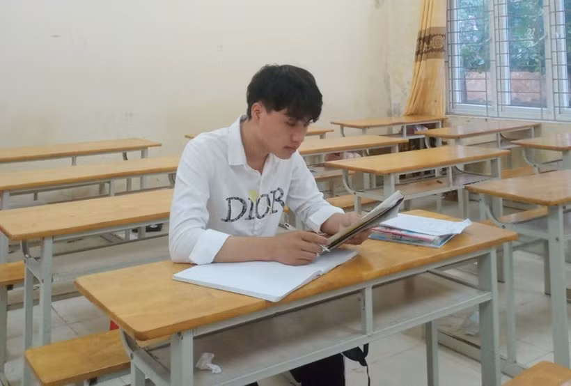 Cậu học trò người Mông vượt khó viết ước mơ nơi đại ngàn ảnh 2