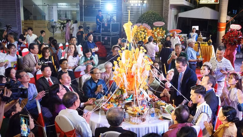 Nghi thức buộc chỉ tay tại Tết Bunpimay. Ảnh: Hoàng Vinh. Sinh viên Lào xúc động đón Tết Bunpimay trên đất Việt ảnh 1