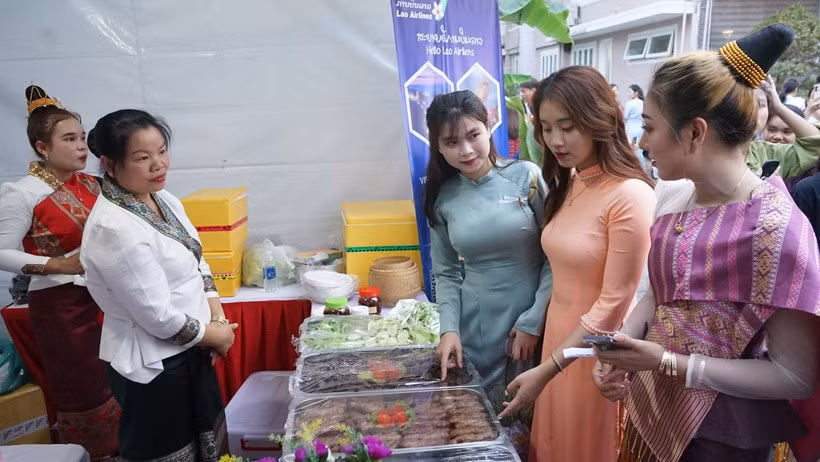Các sinh viên Lào giới thiệu món ăn của đất nước mình với sinh viên Việt Nam. Ảnh: Hoàng Vinh. Sinh viên Lào xúc động đón Tết Bunpimay trên đất Việt ảnh 4