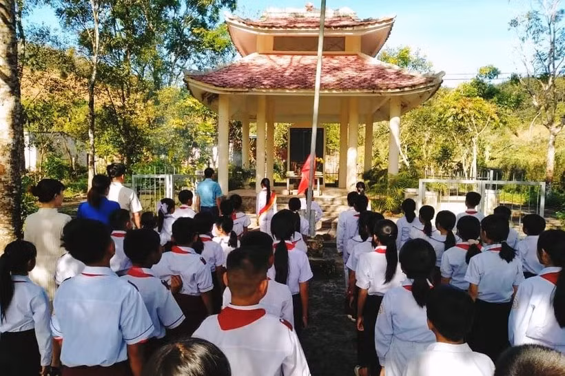 Trường Tiểu học Bế Văn Đàn tổ chức cho học sinh đi viếng nghĩa trang liệt sĩ. Giáo dục học sinh về chủ quyền biên giới bằng trải nghiệm thực tế ảnh 2