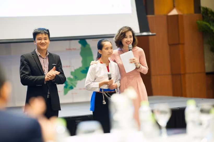Thầy Đức và học trò tại buổi tổng kết dự án YouthSpark Digital Inclusion. Thầy giáo mang công nghệ 4.0 đến với học sinh dân tộc thiểu số ảnh 1