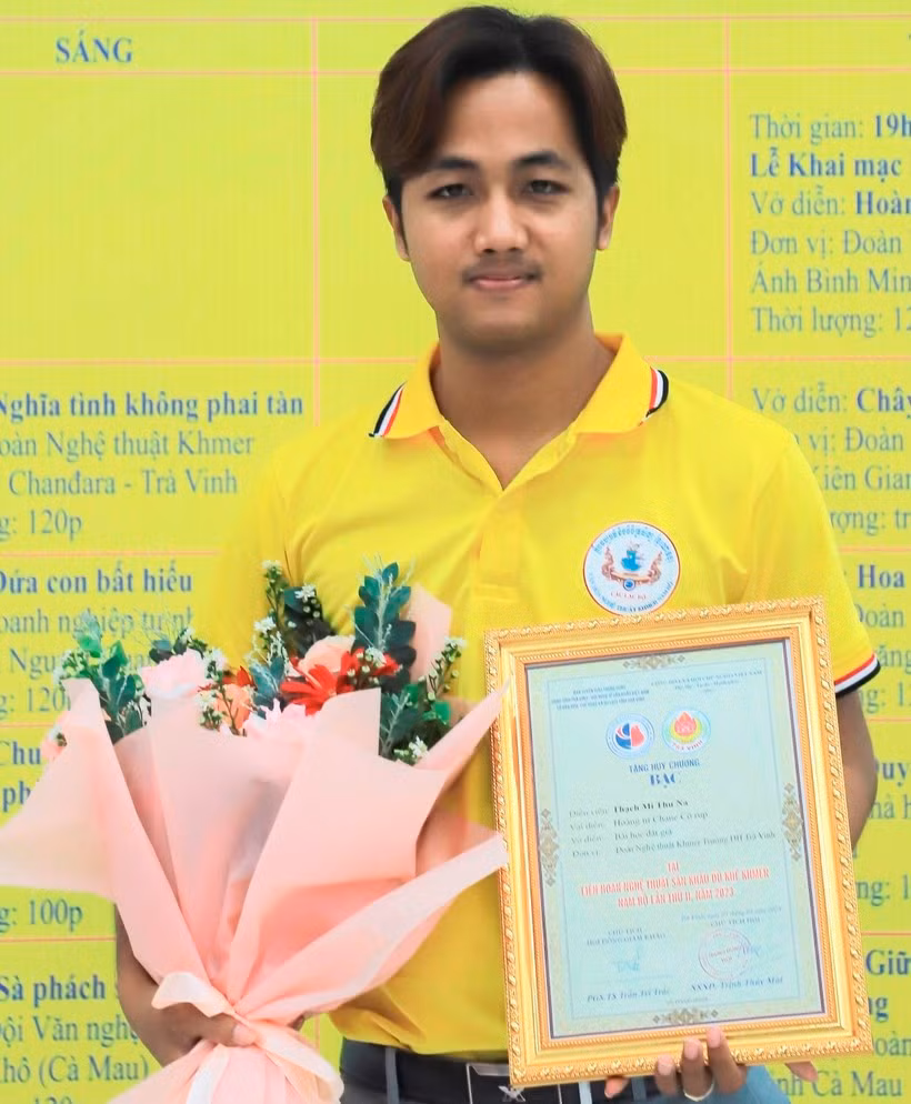 Thạch Mi Thu Na đoạt huy chương bạc Liên hoan Nghệ thuật sân khấu Dù kê Khmer Nam Bộ. Sinh viên Khmer giữ hồn nghệ thuật sân khấu Dù kê ảnh 2