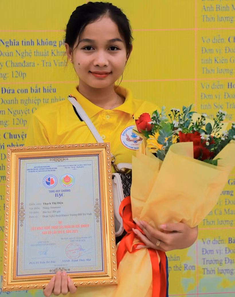 Thạch Thị Diệu đoạt huy chương bạc hạng mục diễn viên xuất sắc Liên hoan Nghệ thuật Sân khấu Dù kê Khmer Nam Bộ. Sinh viên Khmer giữ hồn nghệ thuật sân khấu Dù kê ảnh 1