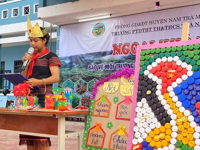 Một số sản phẩm tái chế của học sinh Trường Tiểu học - THCS Trà Nam trong Hội thi Đường đến Ngọc Linh. Giáo dục học sinh miền núi ở Quảng Nam bảo vệ môi trường rừng ảnh 2