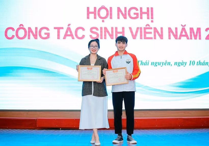 Nữ sinh dân tộc Nùng nỗ lực học tập, cống hiến cho phong trào. Nữ sinh dân tộc Nùng nỗ lực cống hiến cho phong trào thanh niên ảnh 1
