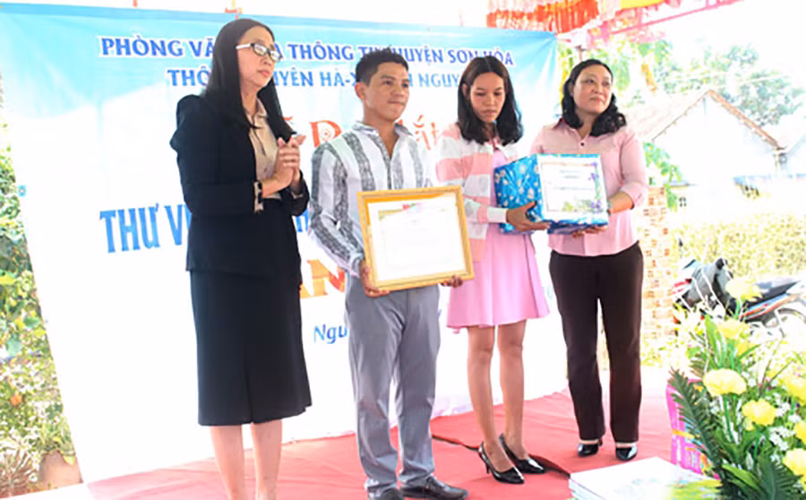 Anh Nguyễn Bá Nha nhận Bằng khen của Sở Văn hóa - Thể thao - Du lịch tỉnh Khánh Hòa