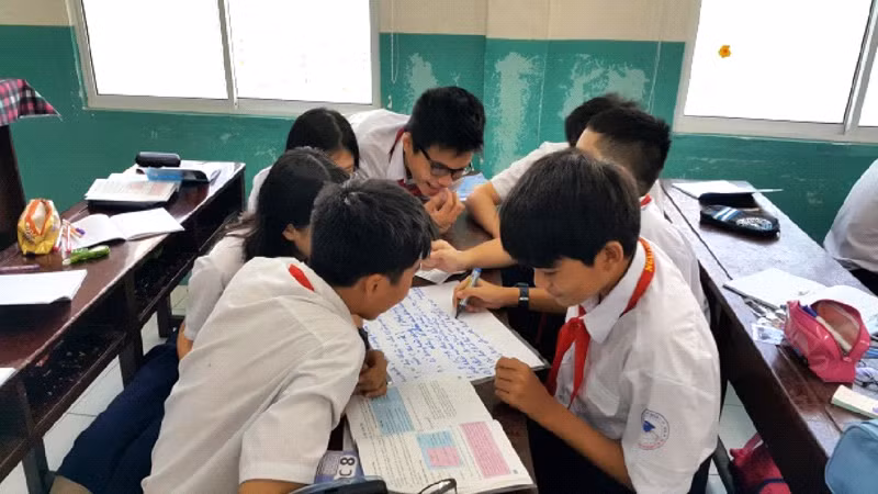 Học sinh thảo luận các câu hỏi phát triển năng lực trong chủ đề