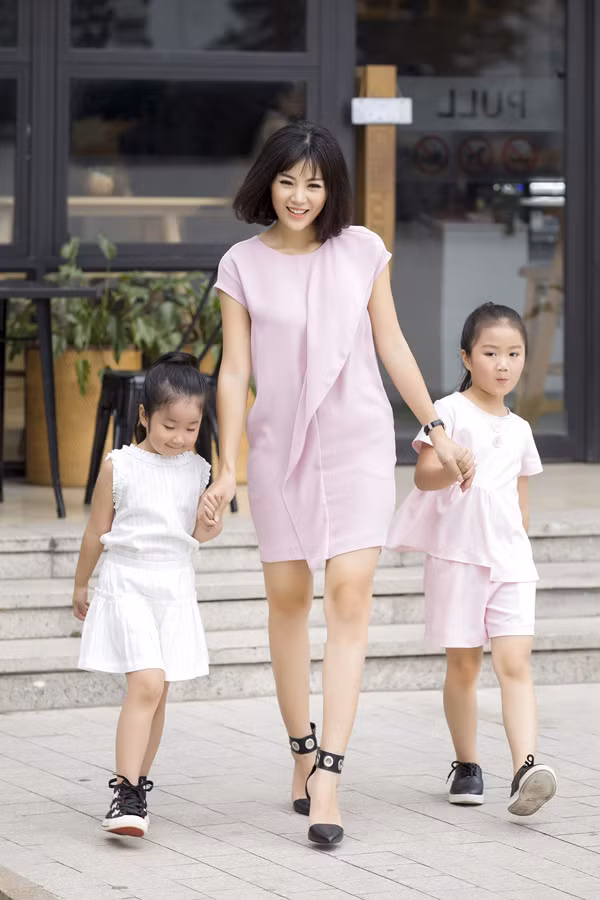Diễn viên Thanh Hương và hai con gái Diễn viên Thanh Hương và hai con gái