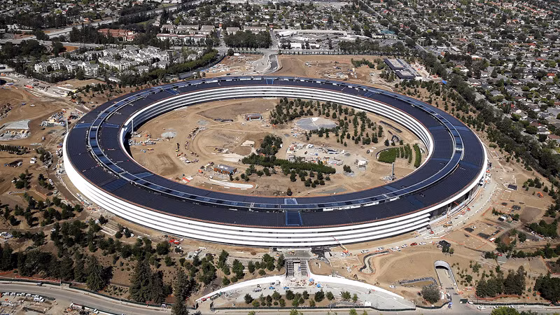 Tổng hành dinh mới của Apple ở California. Đơn vị này đang đứng chân trong vụ kiện chống độc quyền từ phía các nhà làm luật của tiểu bang Michigan Tổng hành dinh mới của Apple ở California. Đơn vị này đang đứng chân trong vụ kiện chống độc quyền từ phía các nhà làm luật của tiểu bang Michigan