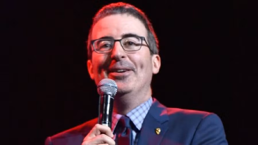 Oliver dẫn chương trình phỏng vấn Last Week Tonight with John Oliver cho kênh HBO