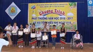Học sinh mồ côi, khuyết tật nhận thưởng kết thúc năm học 2016- 2017 tại Trung tâm Bảo trợ và công tác xã hội tỉnh Kon Tum