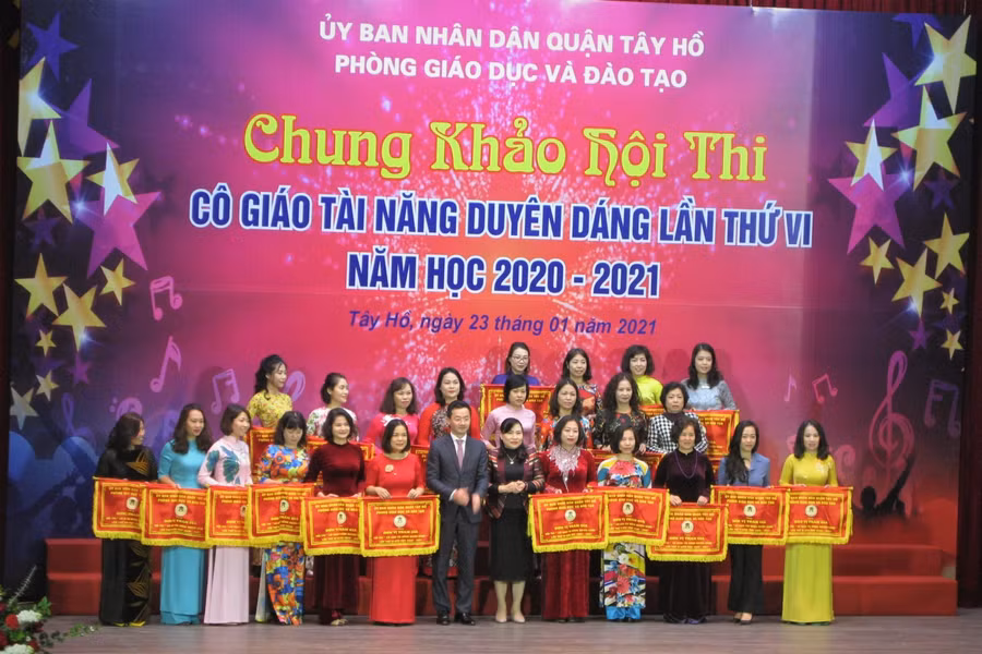 Trao cờ lưu niệm cho các đơn vị.