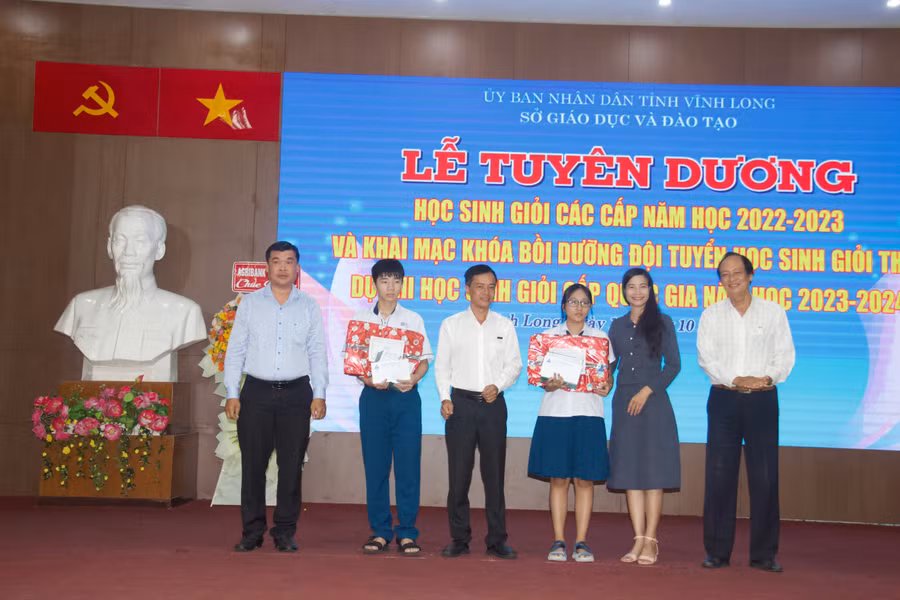 Các em học sinh được tuyên dương. Các em học sinh được tuyên dương.
