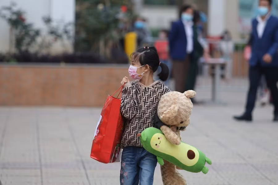"Chiến binh" nhí rời khu cách ly để trở về nhà.