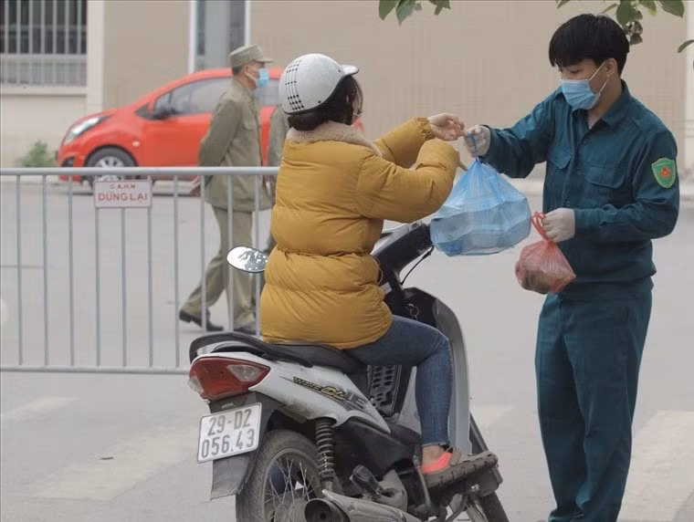 Phụ huynh học sinh gửi thêm lương thực, thực phẩm vào khu cách ly.