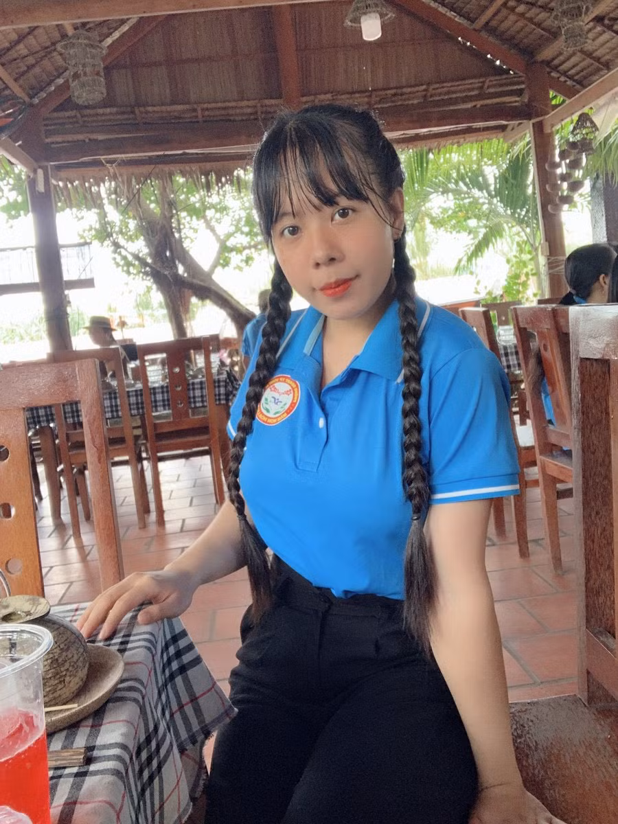 Mái tóc Cô Duyên trước và sao khi gửi cho các bệnh nhân ung thư.