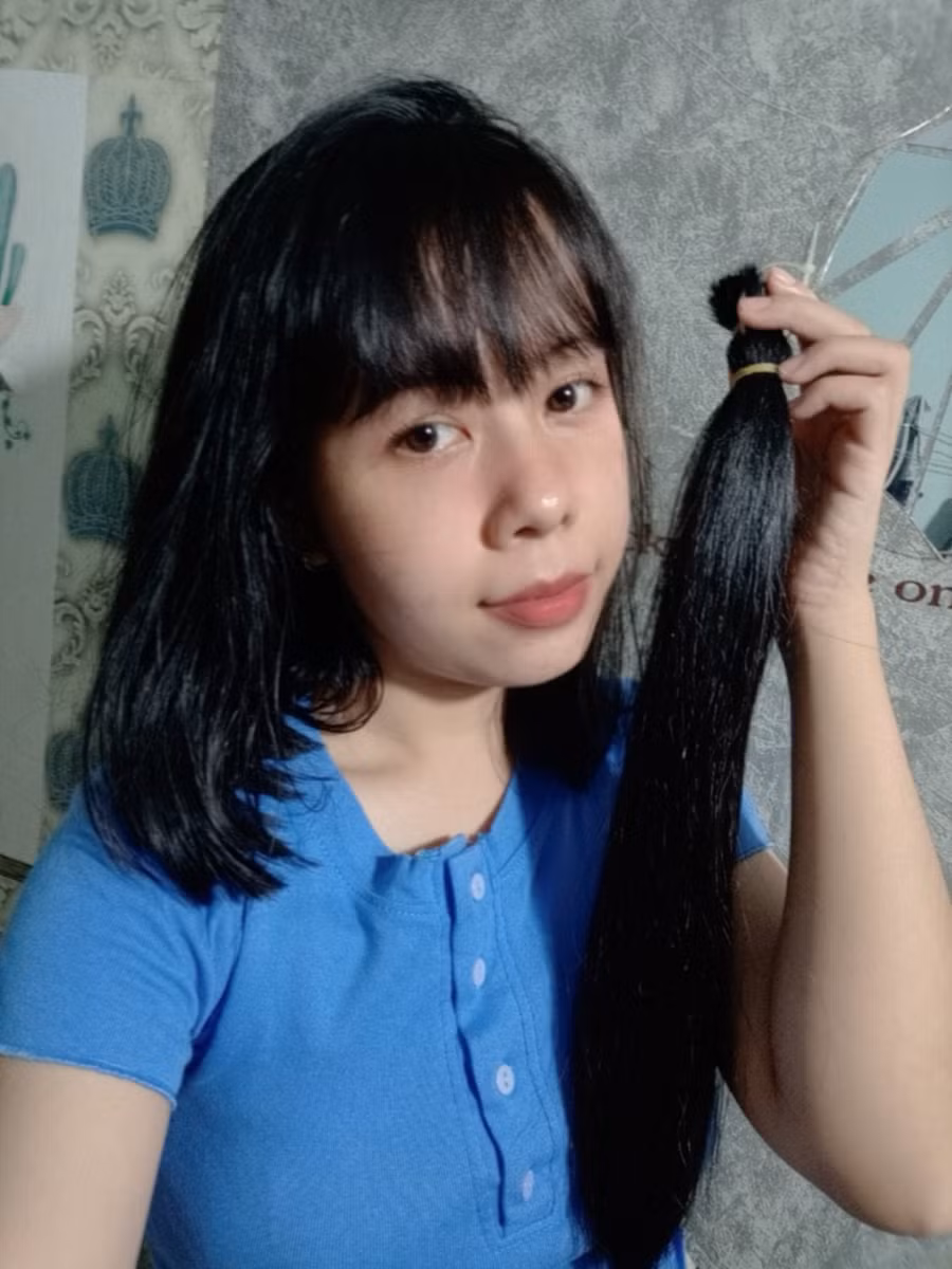 Mái tóc Cô Duyên trước và sao khi gửi cho các bệnh nhân ung thư.