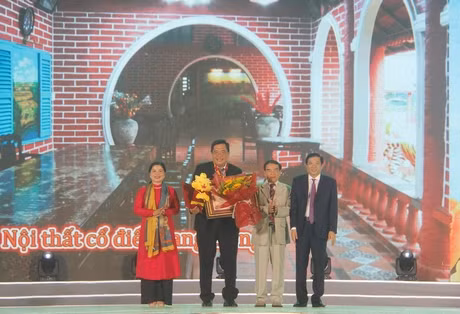 Bí thư Tỉnh uỷ Vĩnh Long và Tổ chức kỷ lục Việt Nam trao kỷ lục “Ngôi nhà có kiến trúc 3 gian 2 chái truyền thống hoàn toàn bằng gốm đỏ Vĩnh Long lớn nhất Việt Nam” cho ông Nguyễn Văn Buôl.