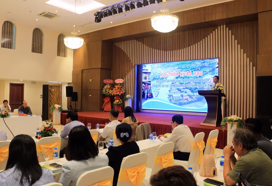 Ông Lữ Quang Ngời, Chủ tịch UBND tỉnh Vĩnh Long phát biểu khai mạc hội thảo.