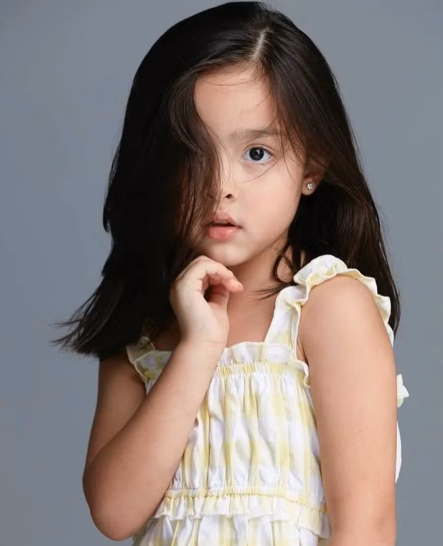 Cô bé đã kiếm được bộn tiền từ việc làm mẫu ảnh. Cô bé đã kiếm được bộn tiền từ việc làm mẫu ảnh.