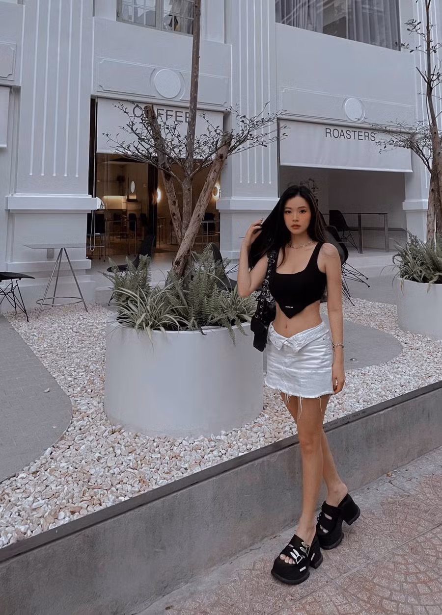 Midu không ngần ngại khi diện áo crop-top hai dây cùng chiếc quần được thiết kế dễ gây hiểu lầm. Midu không ngần ngại khi diện áo crop-top hai dây cùng chiếc quần được thiết kế dễ gây hiểu lầm.