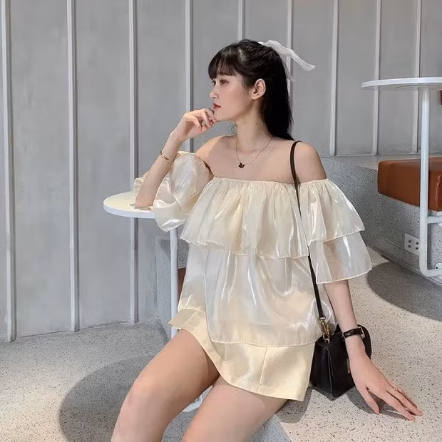 Với những mẫu áo có độ trễ sâu, bạn nên nhấn nhá thêm với 1 chiếc vòng cổ nhỏ xinh để tạo điểm nhấn cho tổng thể. Với những mẫu áo có độ trễ sâu, bạn nên nhấn nhá thêm với 1 chiếc vòng cổ nhỏ xinh để tạo điểm nhấn cho tổng thể.