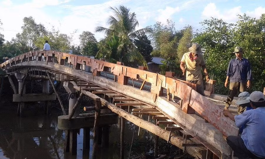 Cầu Nhân Ái thời điểm sắp hoàn thiện Cầu Nhân Ái thời điểm sắp hoàn thiện