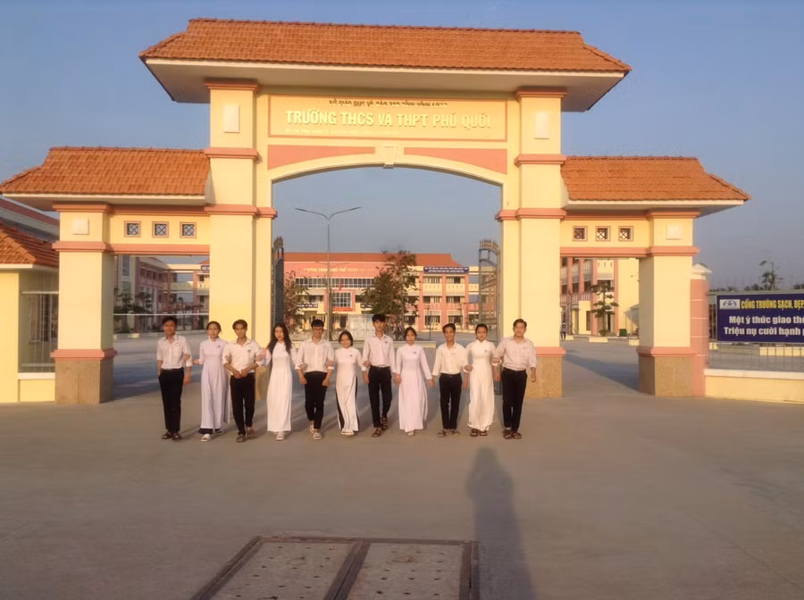 Trường THCS và THPT Phú Quới, huyện Long Hồ được xây mới khang trang.