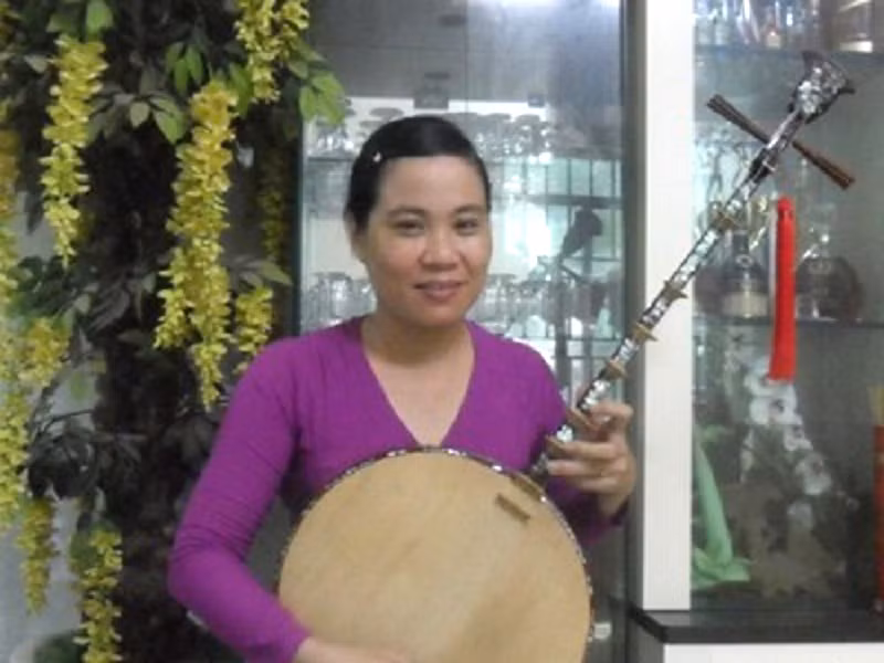 Tài nữ Ngọc Cần diễn tấu với cây đàn kìm