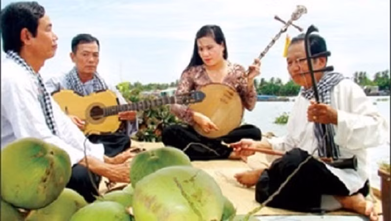 Tài nữ Ngọc Cần cùng ban nhạc đờn ca tài tử biểu diễn trên thuyền.