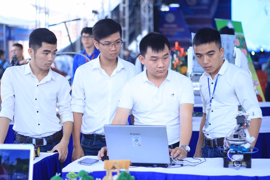 Nhóm sinh viên giới thiệu sản phẩm được lập trình trên máy tính Nhóm sinh viên giới thiệu sản phẩm được lập trình trên máy tính