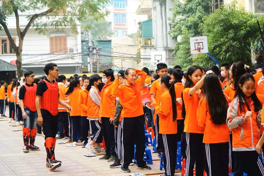 Học sinh thực hành kỹ năng tự vệ trước những tình huống đe dọa xâm hại.