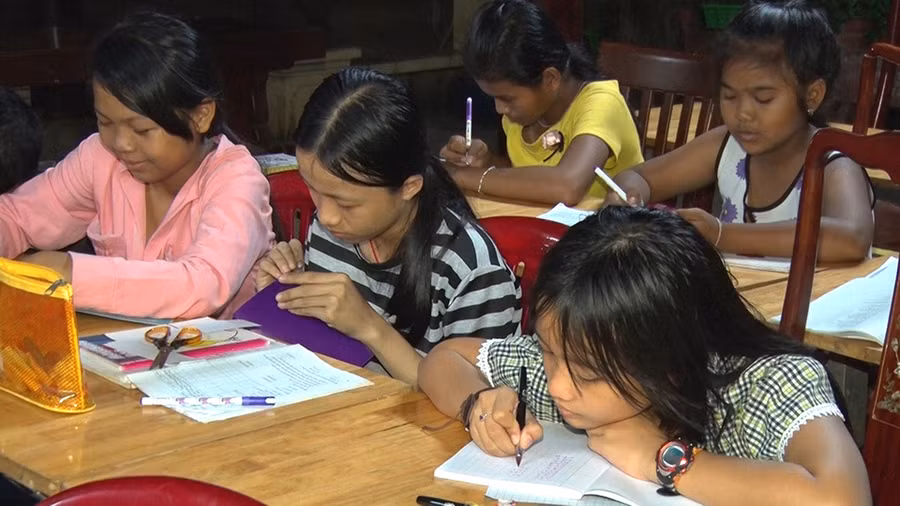 Những trẻ em Khmer nghèo chăm chú học chữ