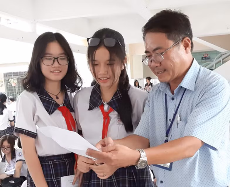 Thầy Sang hướng dẫn, trao đổi với học sinh