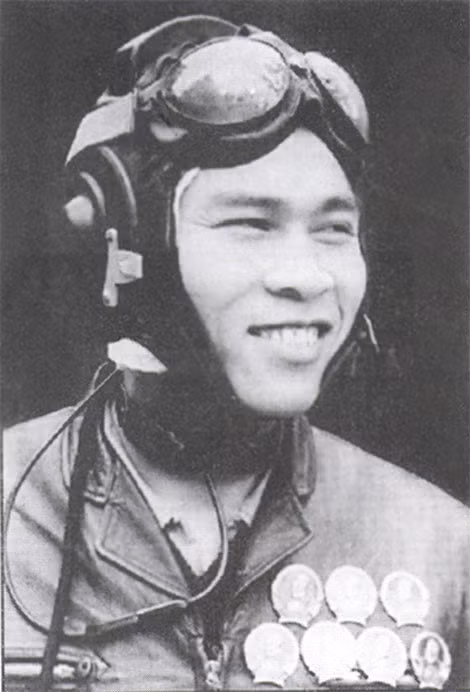 Phi công Nguyễn Văn Bảy thời chống Mỹ (Ảnh tư liệu) Phi công Nguyễn Văn Bảy thời chống Mỹ (Ảnh tư liệu)